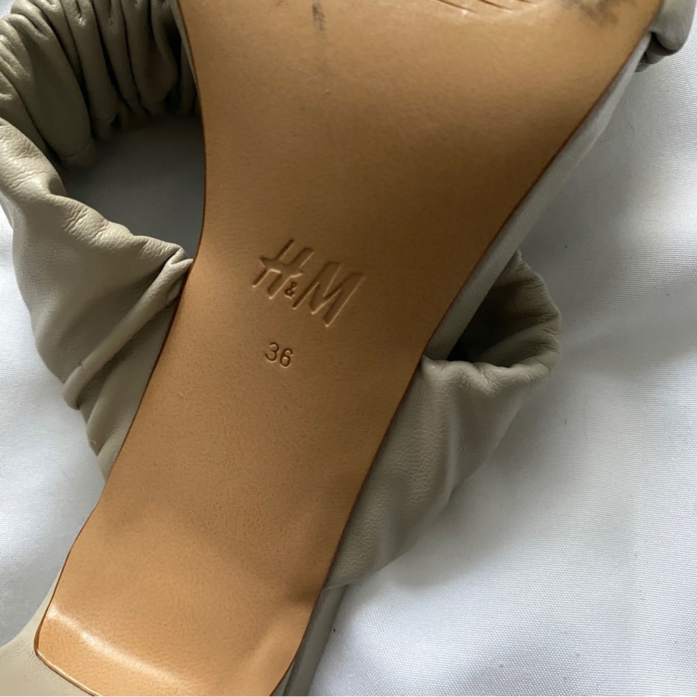 H&M Beige Ruched Slip In Block Heel Sandals - Picture 9 of 9